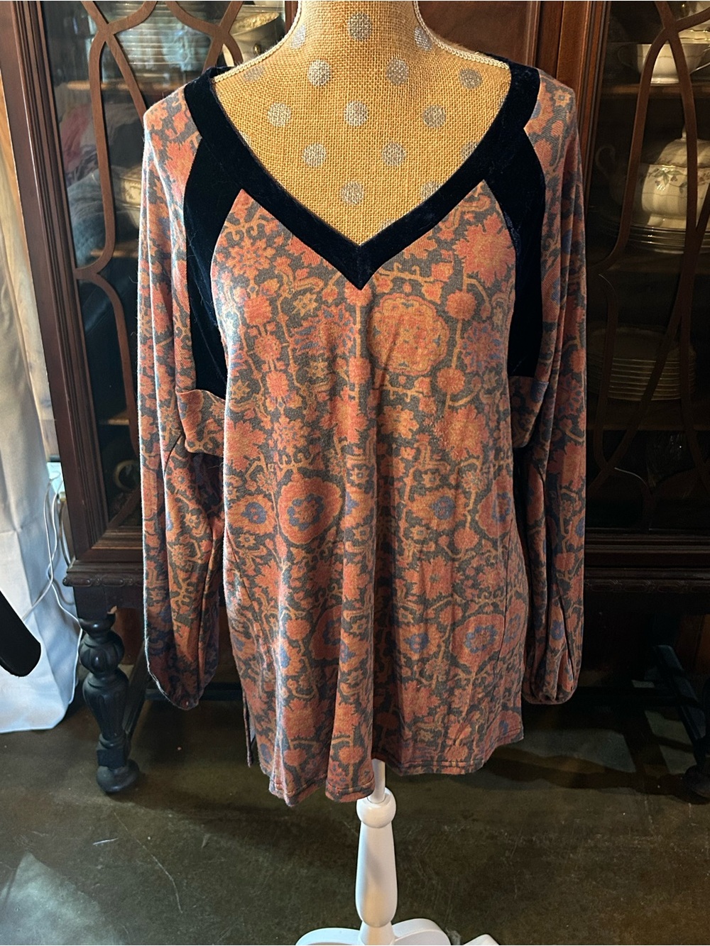Suzanne Betro Women's V-Neck Long Sleeve Printed Top in Rust & navy Velvet Trim